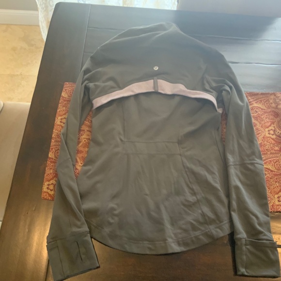 Lululemon Define Jacket , Size 6, worn 4 times, MSRP$118 Excellent condition - Picture 6 of 8